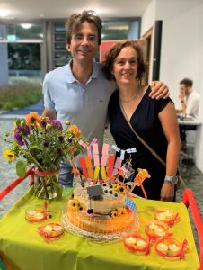 Prof. Susana Minguet and Prof. Schamel in front of a Cake at her Welcome-Party